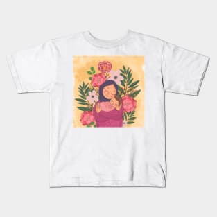 Hijabi mother and baby girl Kids T-Shirt